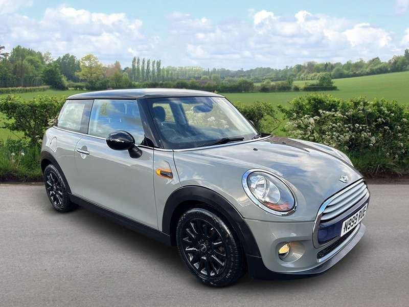 A 2015 MINI MINI COOPER D A 2015 MINI MINI COOPER D