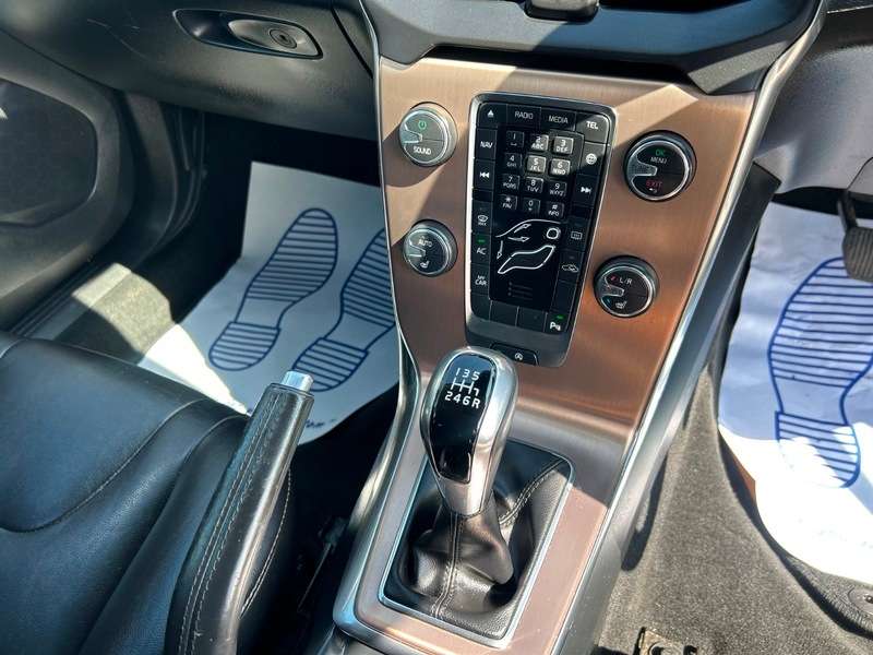 2018 VOLVO V40 2018 VOLVO V40