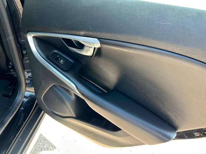 2018 VOLVO V40 2018 VOLVO V40