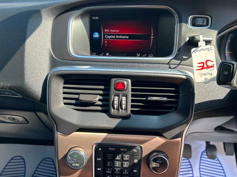 2018 VOLVO V40 2018 VOLVO V40