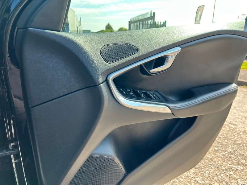 2018 VOLVO V40 2018 VOLVO V40