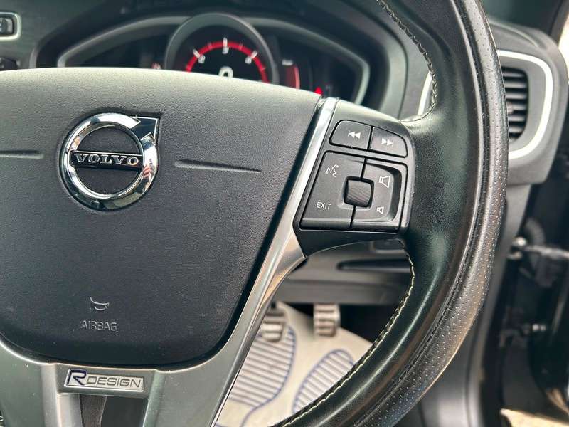 2017 VOLVO V40 2017 VOLVO V40