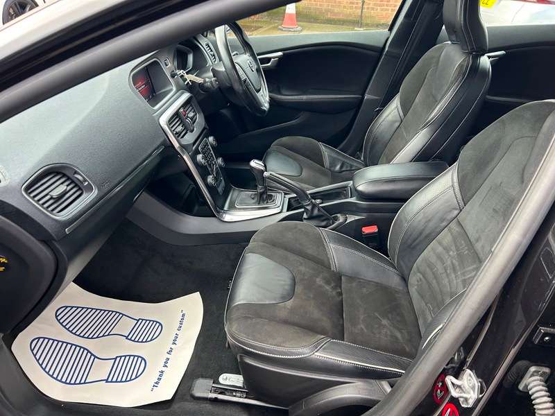 2017 VOLVO V40 2017 VOLVO V40