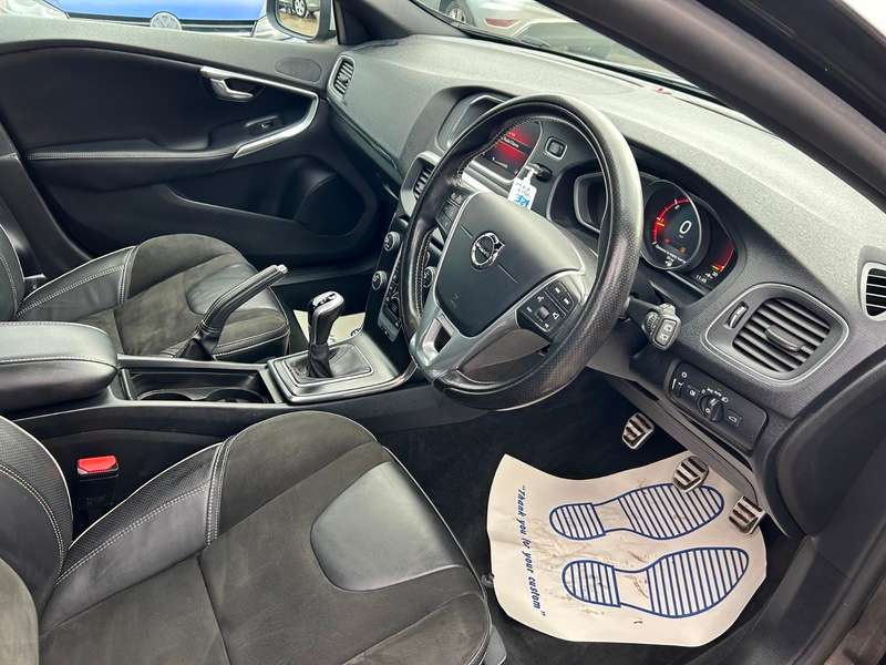 2017 VOLVO V40 2017 VOLVO V40