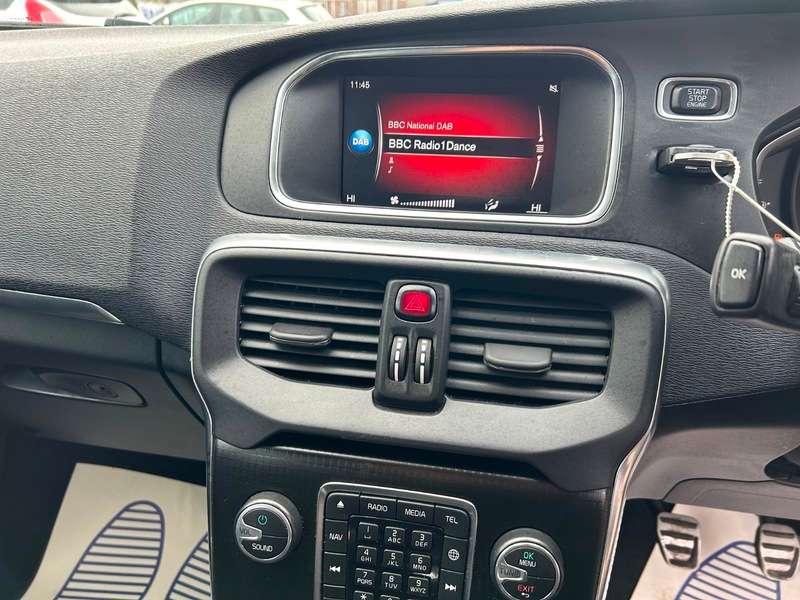 2017 VOLVO V40 2017 VOLVO V40