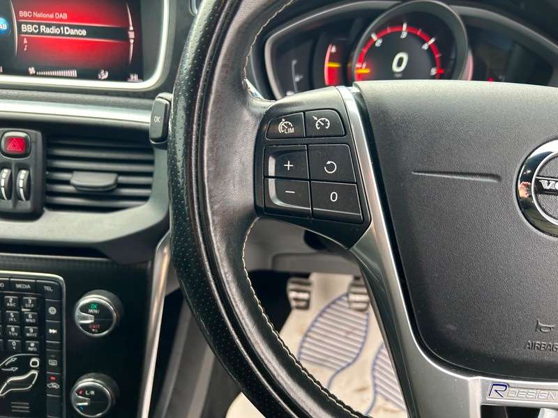 2017 VOLVO V40 2017 VOLVO V40