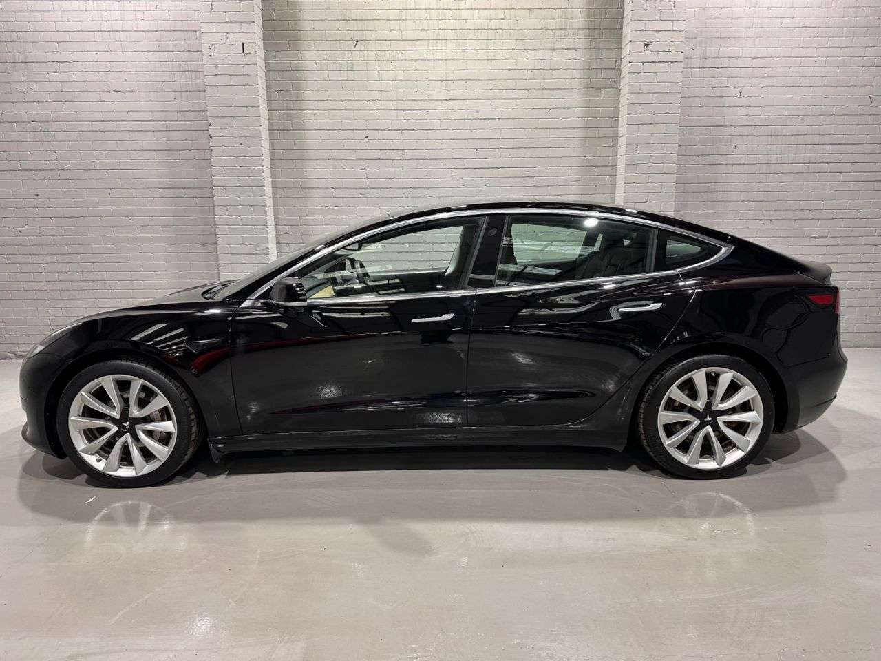 A 2020 TESLA MODEL 3 Standard Range Plus Saloon 4dr Electric Auto RWD (241 bhp) A 2020 TESLA MODEL 3 Standard Range Plus Saloon 4dr Electric Auto RWD (241 bhp)