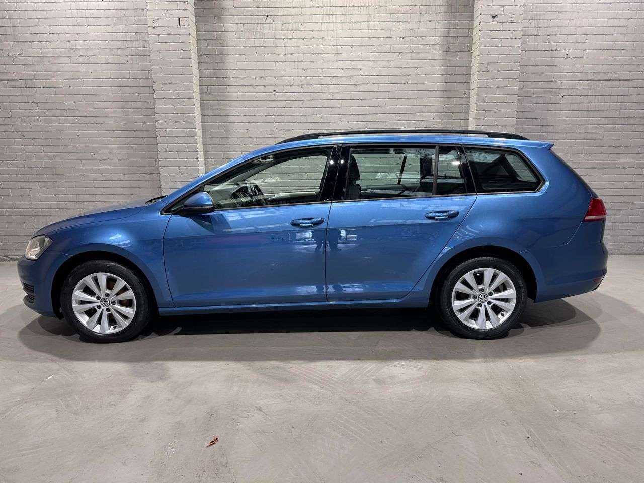 A 2014 VOLKSWAGEN GOLF 1.6 TDI BlueMotion Tech SE Estate 5dr Diesel Manual Euro 5 (s/s) (105 ps) A 2014 VOLKSWAGEN GOLF 1.6 TDI BlueMotion Tech SE Estate 5dr Diesel Manual Euro 5 (s/s) (105 ps)