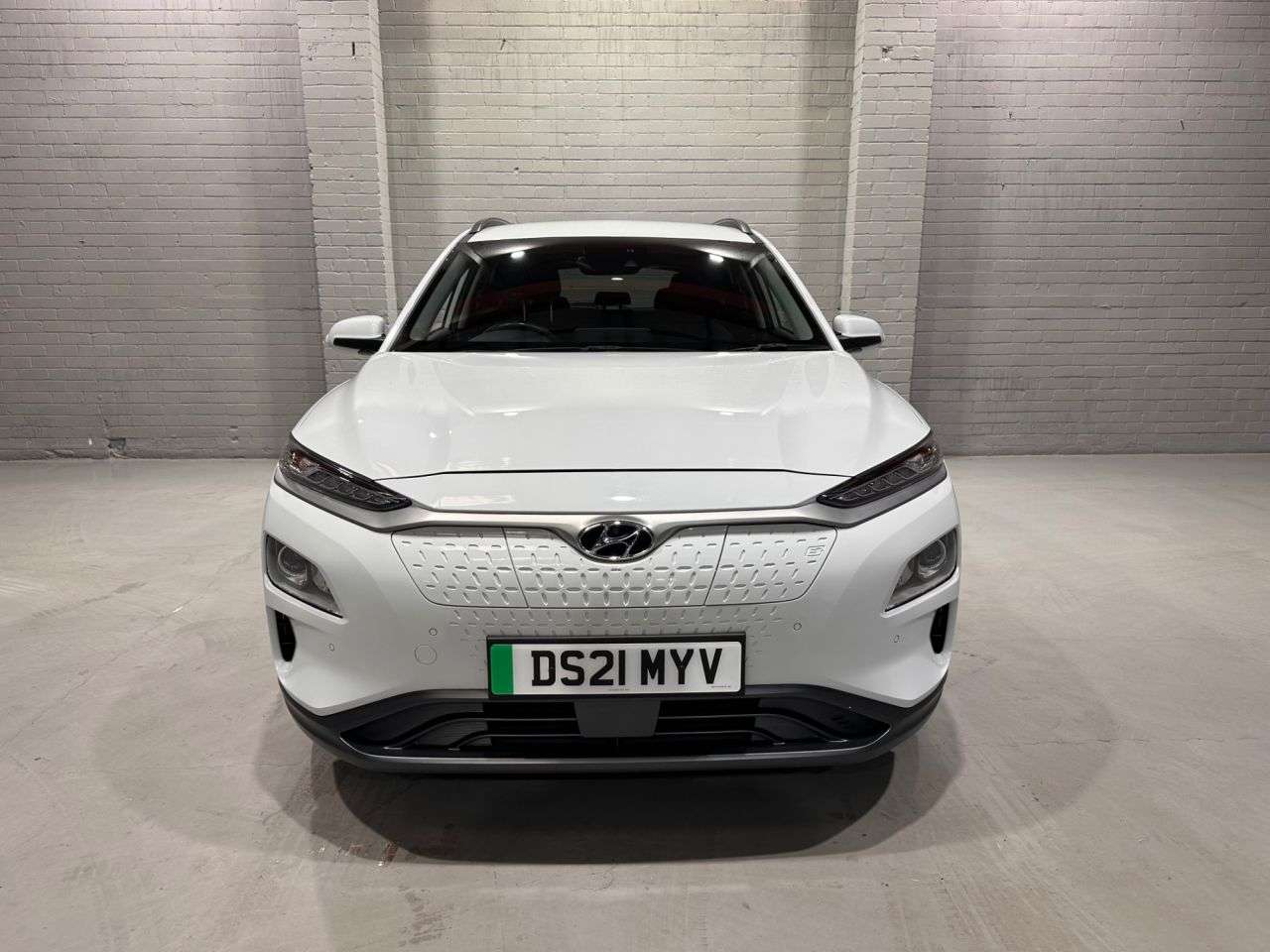 A 2021 HYUNDAI KONA 64kWh Premium SUV 5dr Electric Auto (10.5kW Charger) (204 ps) A 2021 HYUNDAI KONA 64kWh Premium SUV 5dr Electric Auto (10.5kW Charger) (204 ps)