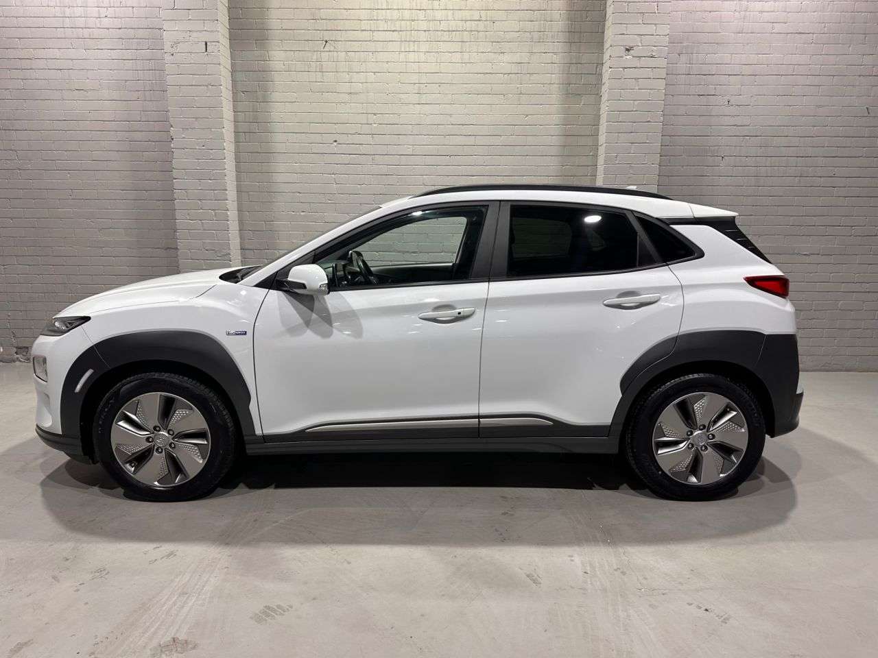 A 2021 HYUNDAI KONA 64kWh Premium SUV 5dr Electric Auto (10.5kW Charger) (204 ps) A 2021 HYUNDAI KONA 64kWh Premium SUV 5dr Electric Auto (10.5kW Charger) (204 ps)