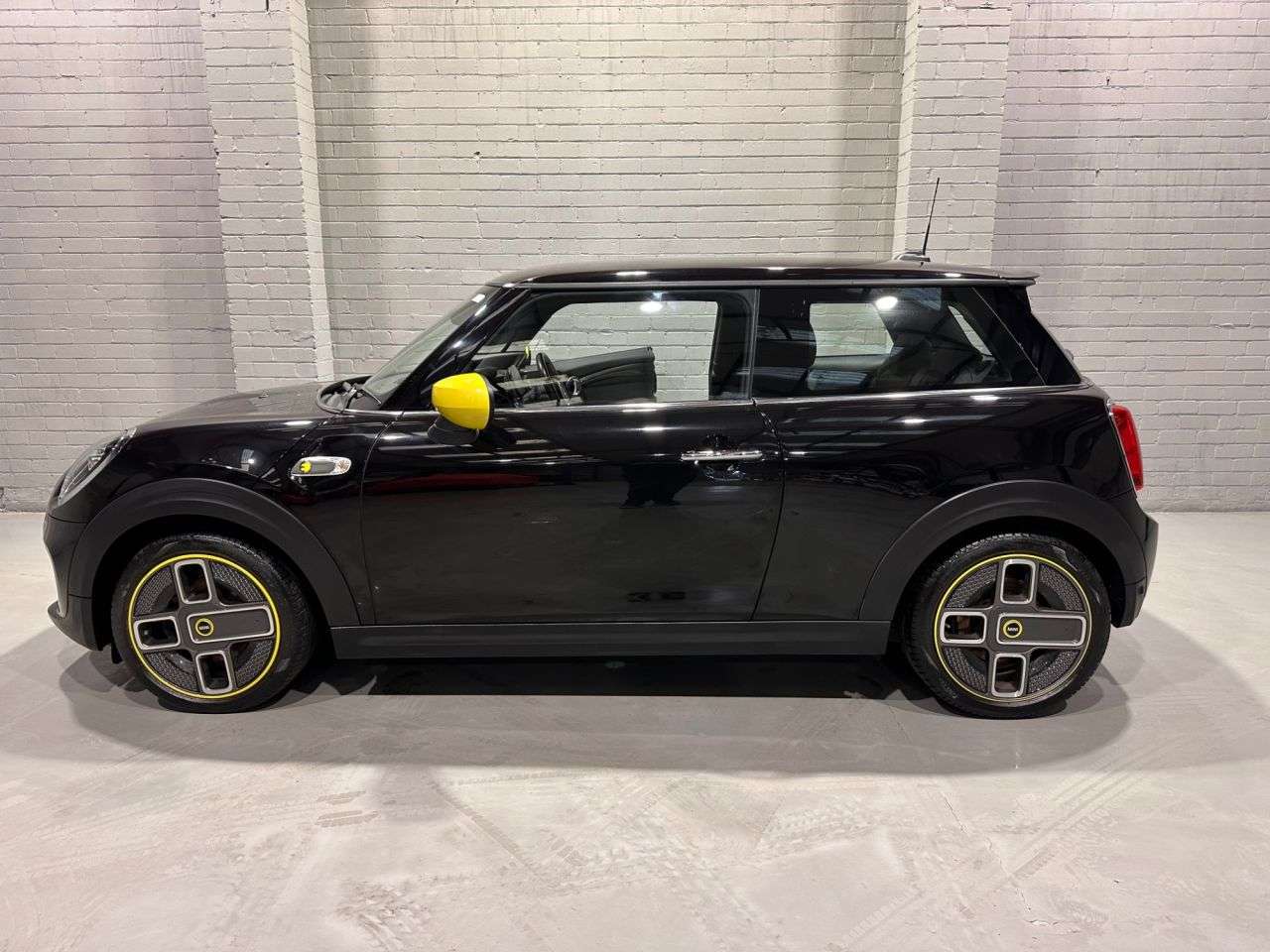 A 2020 MINI ELECTRIC HATCH Cooper SE 32.6kWh Level 2 Hatchback 3dr Electric Auto (184 ps) A 2020 MINI ELECTRIC HATCH Cooper SE 32.6kWh Level 2 Hatchback 3dr Electric Auto (184 ps)