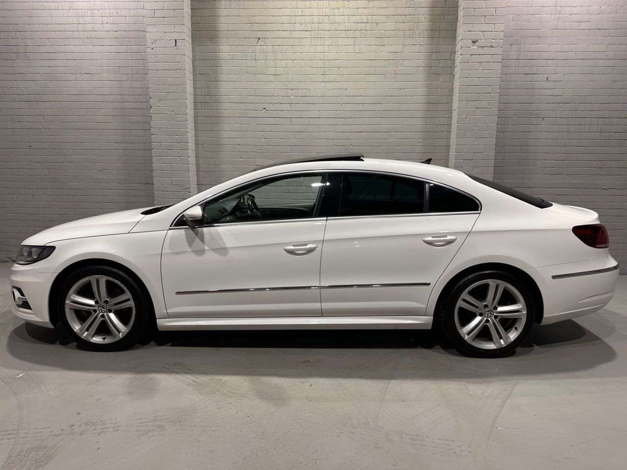 A 2014 VOLKSWAGEN CC 2.0 TDI BlueMotion Tech R-Line Saloon 4dr Diesel DSG Euro 5 (s/s) (177 ps) A 2014 VOLKSWAGEN CC 2.0 TDI BlueMotion Tech R-Line Saloon 4dr Diesel DSG Euro 5 (s/s) (177 ps)