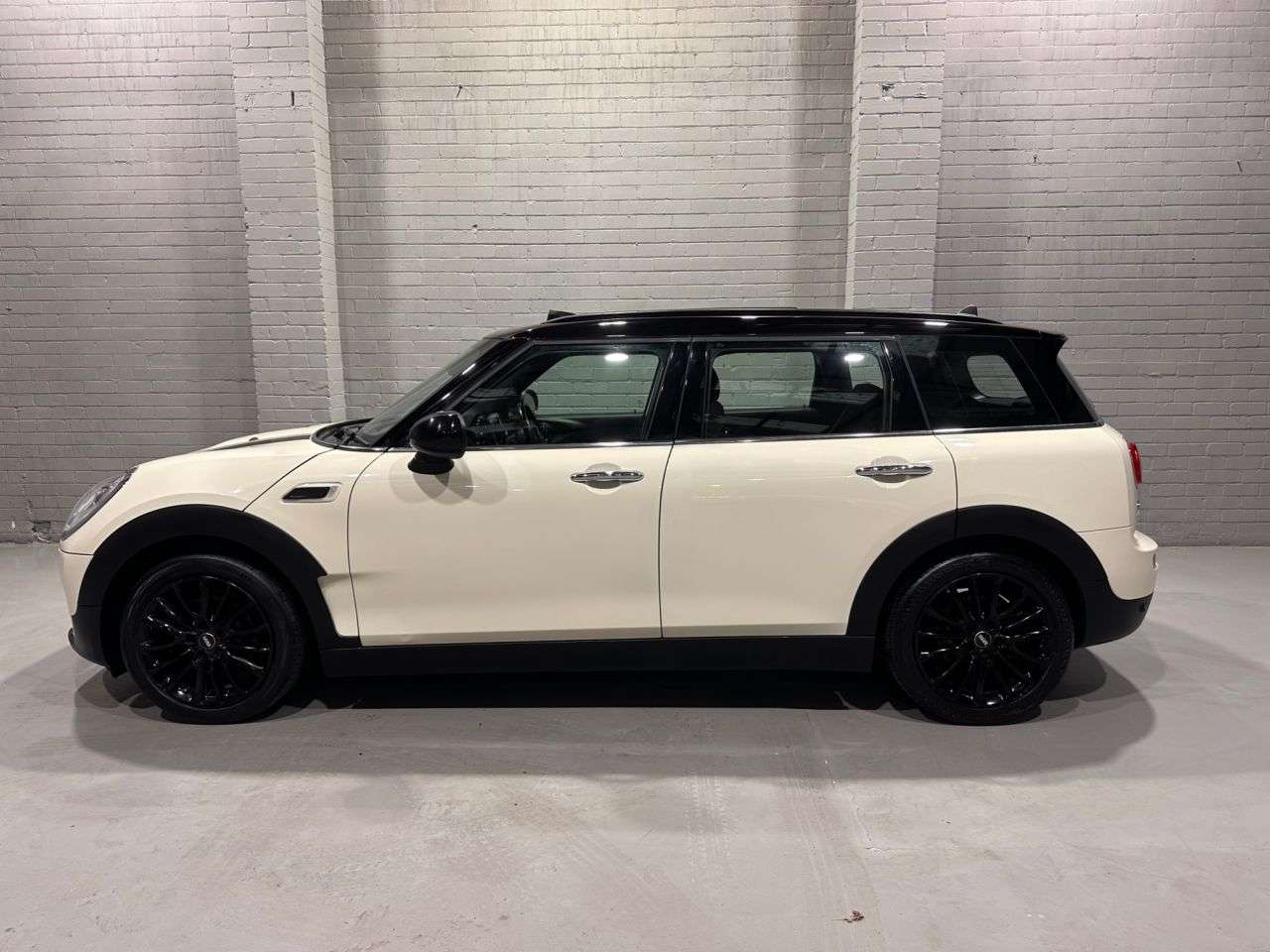 A 2016 MINI CLUBMAN 1.5 Cooper Estate 6dr Petrol Manual Euro 6 (s/s) (136 ps) A 2016 MINI CLUBMAN 1.5 Cooper Estate 6dr Petrol Manual Euro 6 (s/s) (136 ps)