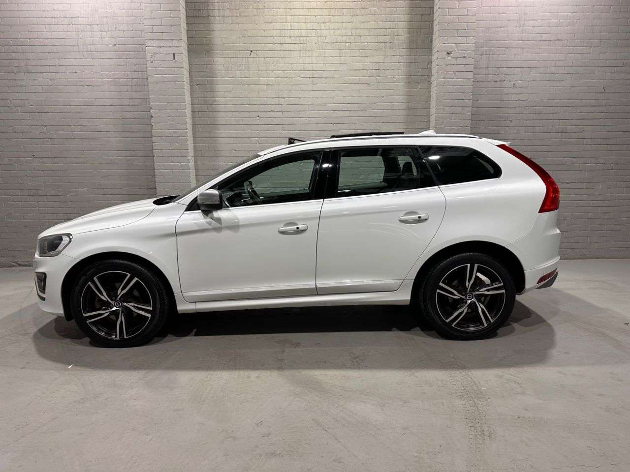 A 2017 VOLVO XC60 2.4 D5 R-Design Lux Nav SUV 5dr Diesel Auto AWD Euro 6 (s/s) (220 ps) A 2017 VOLVO XC60 2.4 D5 R-Design Lux Nav SUV 5dr Diesel Auto AWD Euro 6 (s/s) (220 ps)