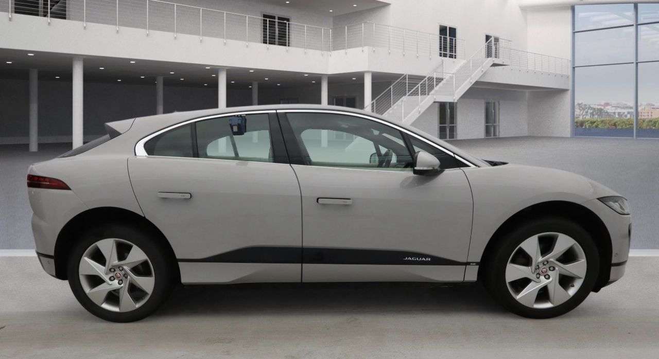 A 2019 JAGUAR I-PACE 400 90kWh SE SUV 5dr Electric Auto 4WD (400 ps) A 2019 JAGUAR I-PACE 400 90kWh SE SUV 5dr Electric Auto 4WD (400 ps)