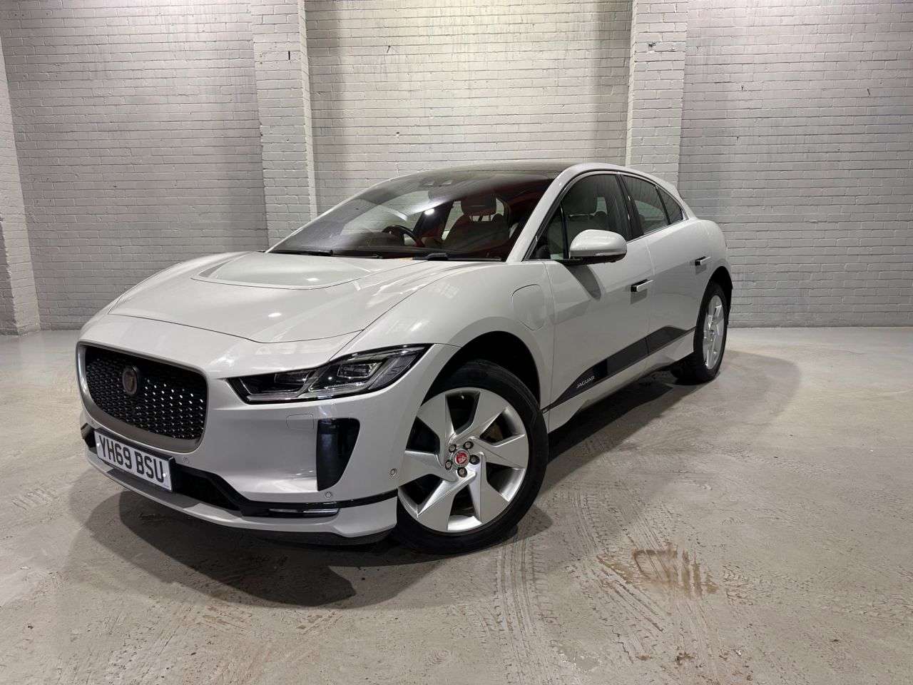 A 2019 JAGUAR I-PACE 400 90kWh SE SUV 5dr Electric Auto 4WD (400 ps) A 2019 JAGUAR I-PACE 400 90kWh SE SUV 5dr Electric Auto 4WD (400 ps)