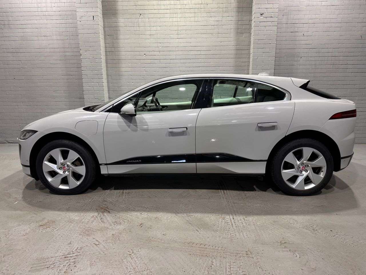 A 2019 JAGUAR I-PACE 400 90kWh SE SUV 5dr Electric Auto 4WD (400 ps) A 2019 JAGUAR I-PACE 400 90kWh SE SUV 5dr Electric Auto 4WD (400 ps)