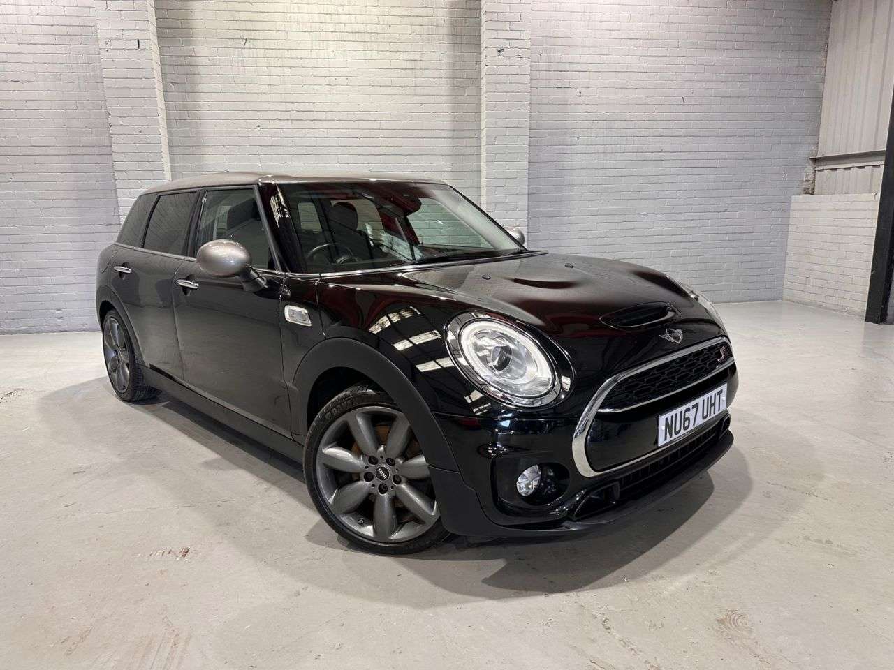 A 2017 MINI CLUBMAN 2.0 Cooper S Estate 6dr Petrol Manual Euro 6 (s/s) (192 ps) A 2017 MINI CLUBMAN 2.0 Cooper S Estate 6dr Petrol Manual Euro 6 (s/s) (192 ps)