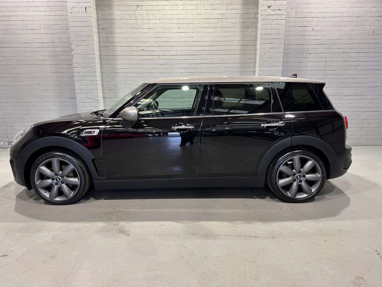 A 2017 MINI CLUBMAN 2.0 Cooper S Estate 6dr Petrol Manual Euro 6 (s/s) (192 ps) A 2017 MINI CLUBMAN 2.0 Cooper S Estate 6dr Petrol Manual Euro 6 (s/s) (192 ps)