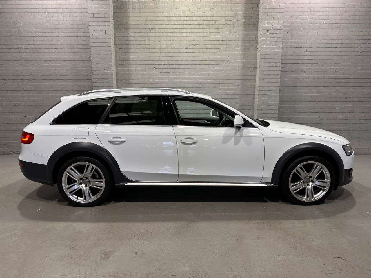 A 2015 AUDI A4 ALLROAD 2.0 TDI Sport Estate 5dr Diesel Manual quattro Euro 5 (s/s) (177 ps) A 2015 AUDI A4 ALLROAD 2.0 TDI Sport Estate 5dr Diesel Manual quattro Euro 5 (s/s) (177 ps)
