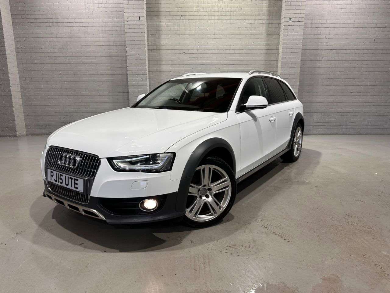 A 2015 AUDI A4 ALLROAD 2.0 TDI Sport Estate 5dr Diesel Manual quattro Euro 5 (s/s) (177 ps) A 2015 AUDI A4 ALLROAD 2.0 TDI Sport Estate 5dr Diesel Manual quattro Euro 5 (s/s) (177 ps)