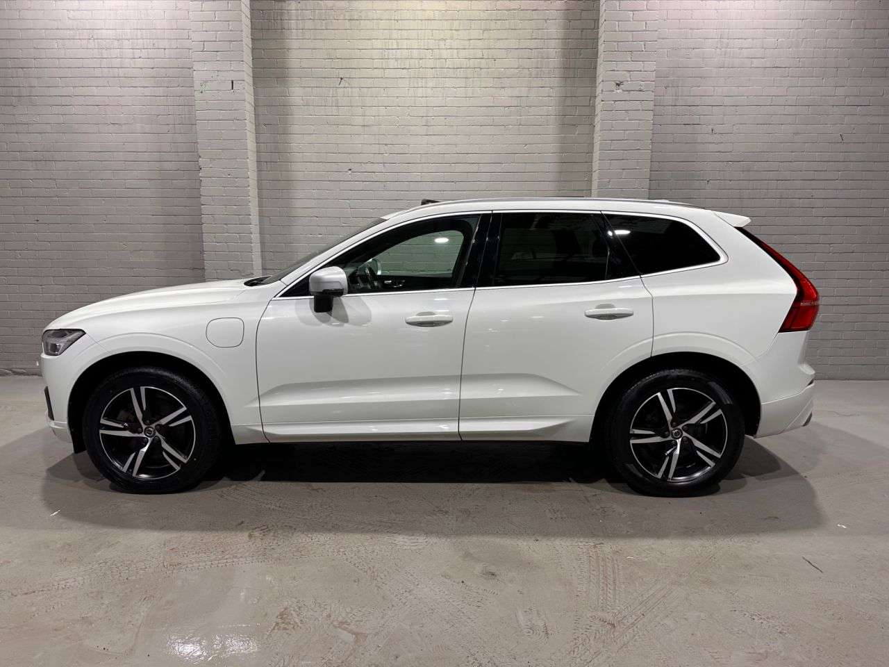 A 2019 VOLVO XC60 2.0h T8 Twin Engine 10.4kWh R-Design SUV 5dr Petrol Plug-in Hybrid Auto AWD A 2019 VOLVO XC60 2.0h T8 Twin Engine 10.4kWh R-Design SUV 5dr Petrol Plug-in Hybrid Auto AWD