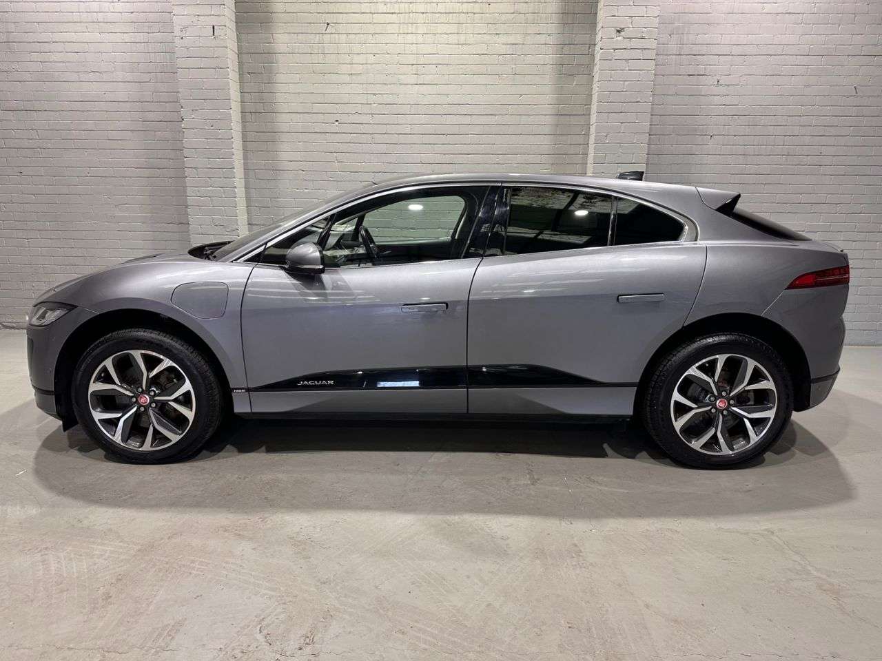 A 2021 JAGUAR I-PACE 400 90kWh HSE SUV 5dr Electric Auto 4WD (400 ps) A 2021 JAGUAR I-PACE 400 90kWh HSE SUV 5dr Electric Auto 4WD (400 ps)