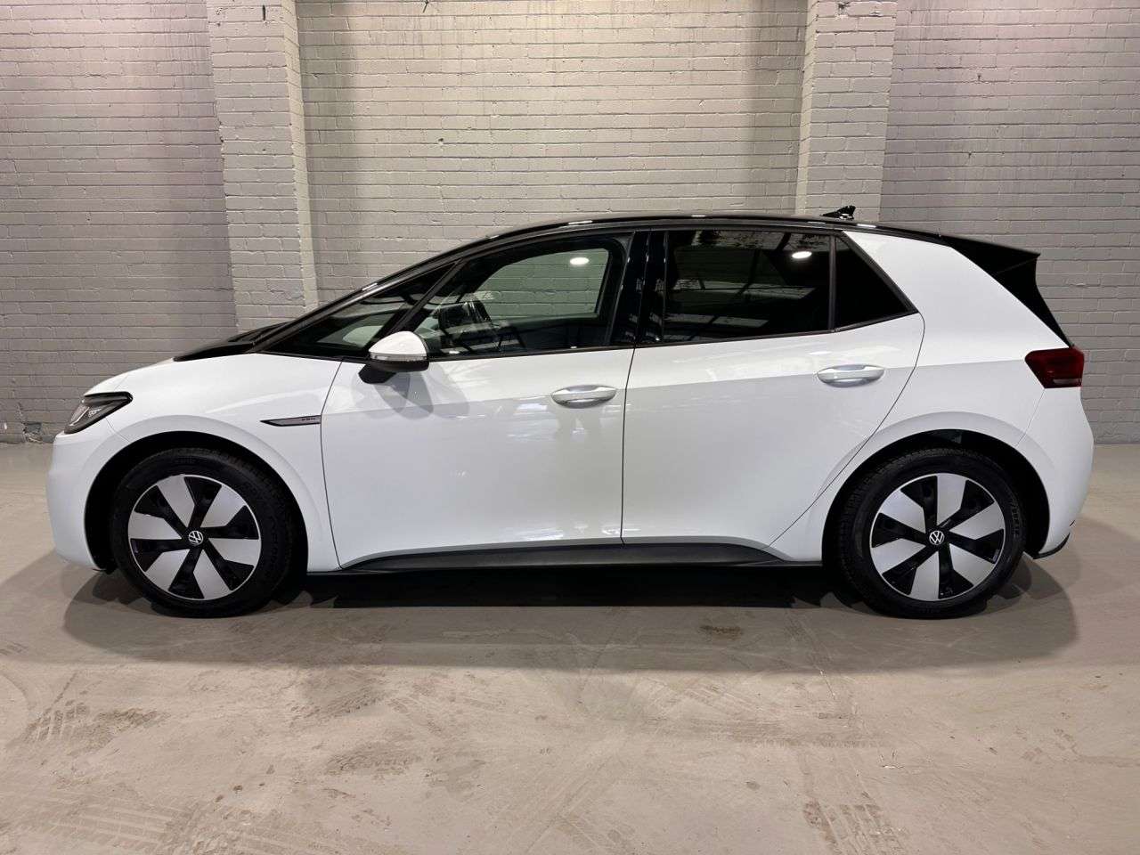 A 2021 VOLKSWAGEN ID.3 Pro Performance 58kWh Family Hatchback 5dr Electric Auto (204 ps) A 2021 VOLKSWAGEN ID.3 Pro Performance 58kWh Family Hatchback 5dr Electric Auto (204 ps)