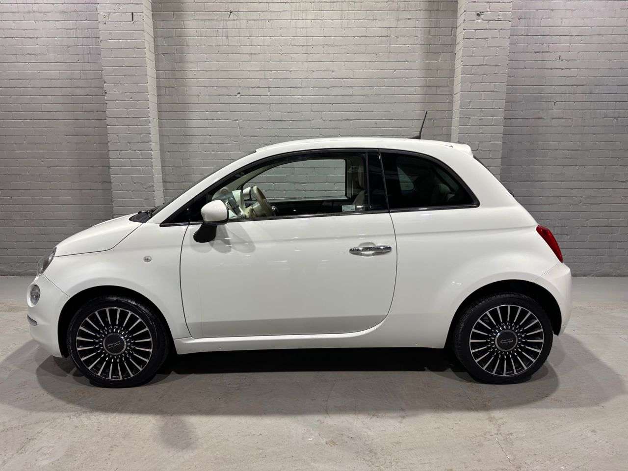 A 2018 FIAT 500 1.2 Lounge Hatchback 3dr Petrol Manual Euro 6 (s/s) (69 bhp) A 2018 FIAT 500 1.2 Lounge Hatchback 3dr Petrol Manual Euro 6 (s/s) (69 bhp)