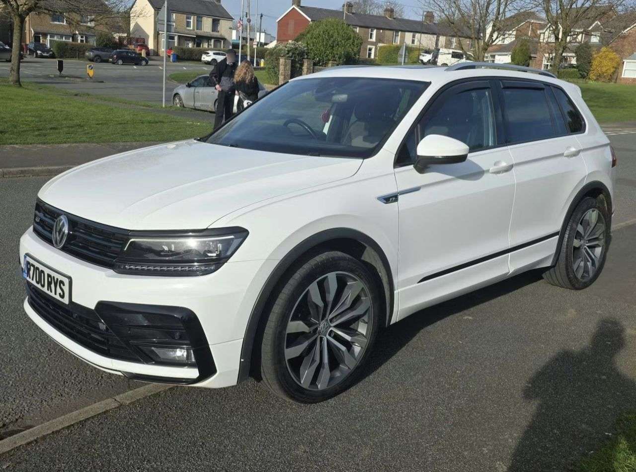 A 2017 VOLKSWAGEN TIGUAN 2.0 TDI R-Line SUV 5dr Diesel DSG 4Motion Euro 6 (s/s) (150 ps) A 2017 VOLKSWAGEN TIGUAN 2.0 TDI R-Line SUV 5dr Diesel DSG 4Motion Euro 6 (s/s) (150 ps)