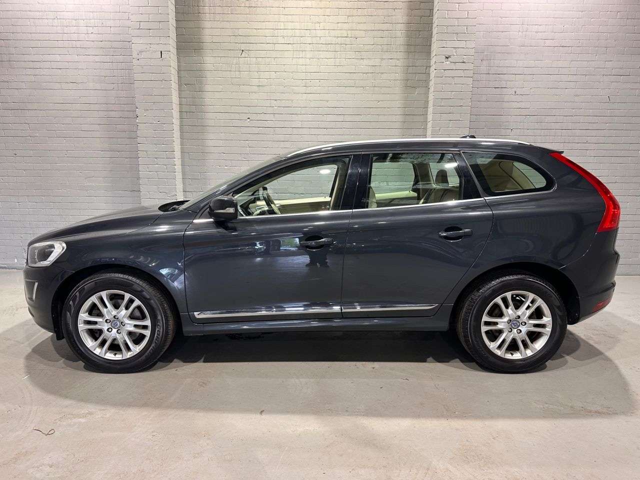 A 2014 VOLVO XC60 2.4 D5 SE Lux Nav SUV 5dr Diesel Geartronic AWD Euro 5 (215 ps) A 2014 VOLVO XC60 2.4 D5 SE Lux Nav SUV 5dr Diesel Geartronic AWD Euro 5 (215 ps)