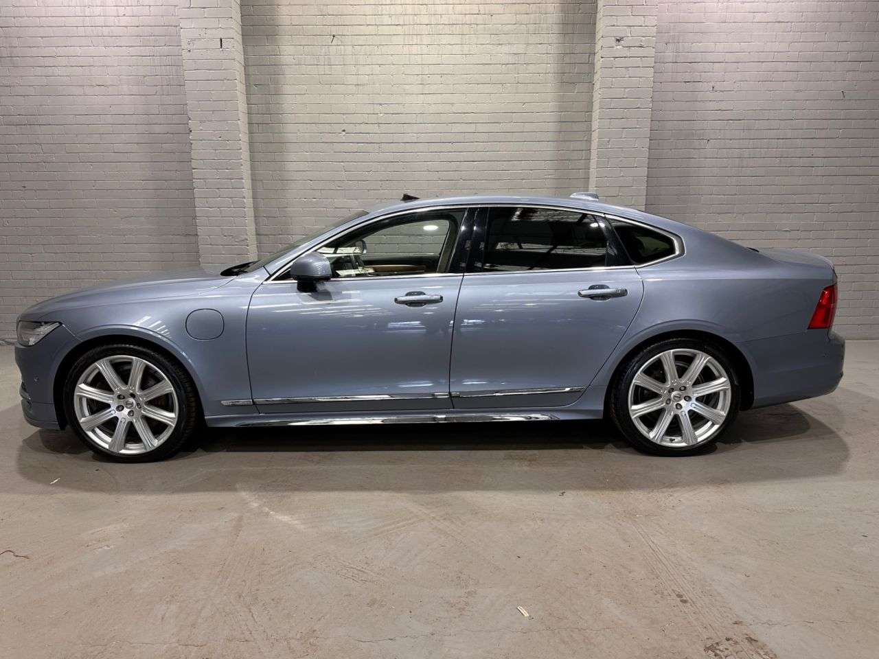 A 2019 VOLVO S90 2.0h T8 Twin Engine 10.4kWh Inscription Pro Saloon 4dr Petrol Plug-in Hybri A 2019 VOLVO S90 2.0h T8 Twin Engine 10.4kWh Inscription Pro Saloon 4dr Petrol Plug-in Hybri