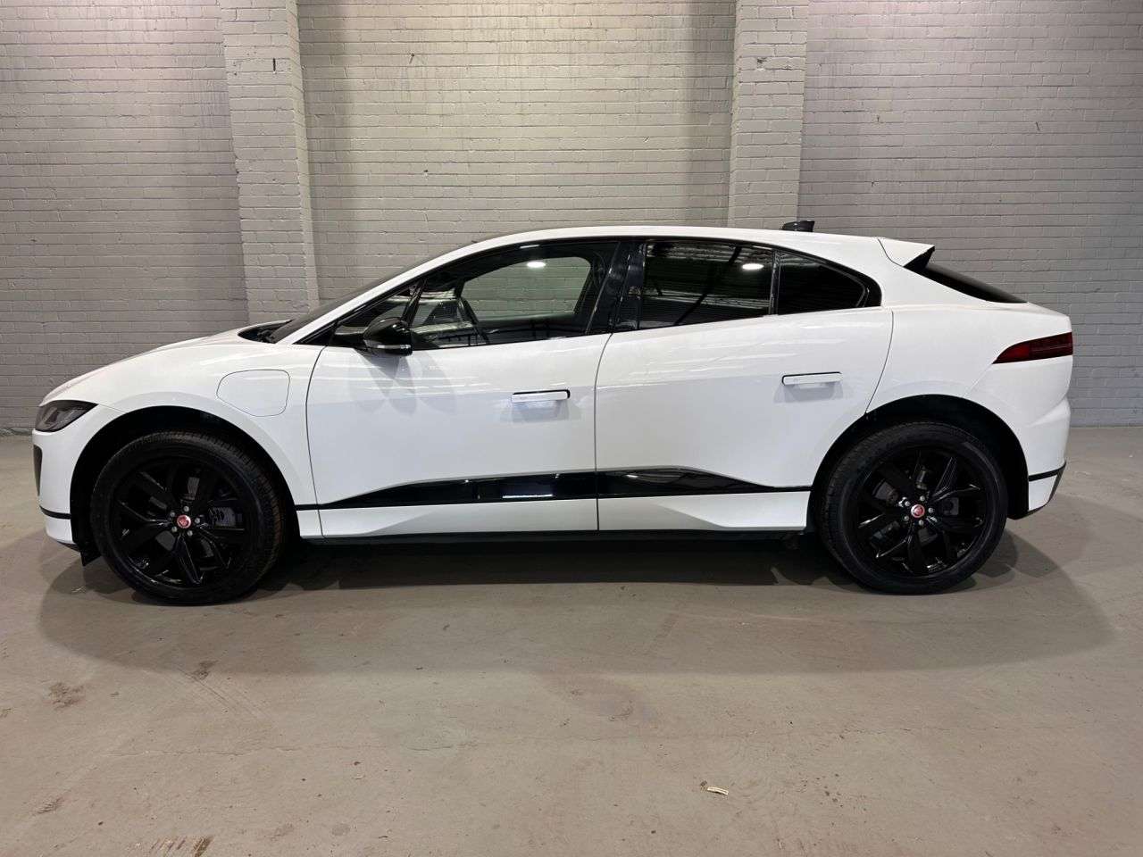 A 2023 JAGUAR I-PACE 400 90kWh HSE Black SUV 5dr Electric Auto 4WD (400 ps) A 2023 JAGUAR I-PACE 400 90kWh HSE Black SUV 5dr Electric Auto 4WD (400 ps)