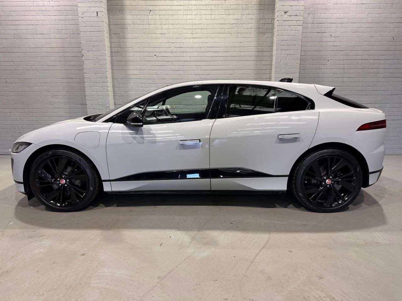 A 2023 JAGUAR I-PACE 400 90kWh HSE Black SUV 5dr Electric Auto 4WD (400 ps) A 2023 JAGUAR I-PACE 400 90kWh HSE Black SUV 5dr Electric Auto 4WD (400 ps)