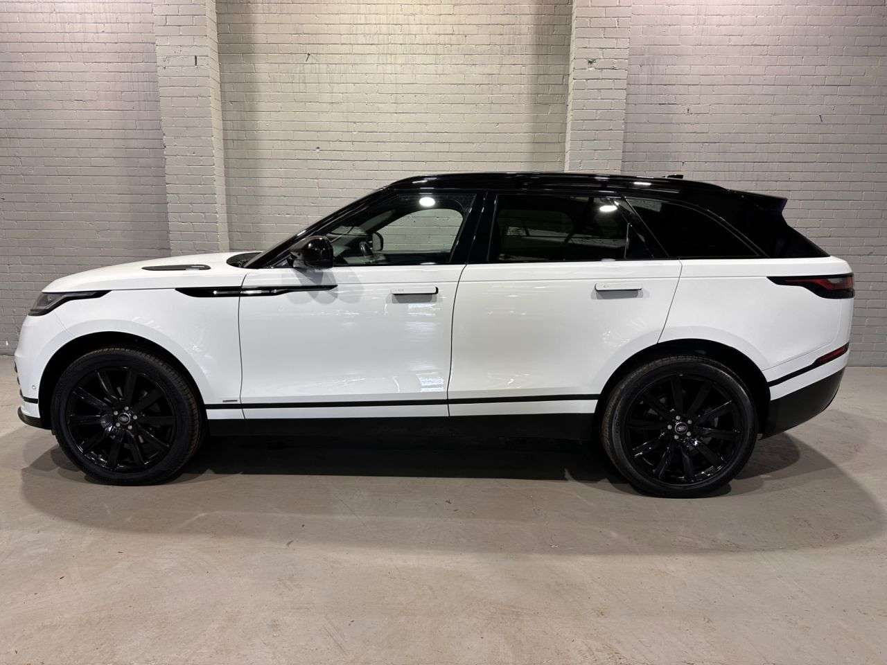 A 2019 LAND ROVER RANGE ROVER VELAR 2.0 P250 R-Dynamic HSE SUV 5dr Petrol Auto 4WD Euro 6 (s/s) (250 ps) A 2019 LAND ROVER RANGE ROVER VELAR 2.0 P250 R-Dynamic HSE SUV 5dr Petrol Auto 4WD Euro 6 (s/s) (250 ps)