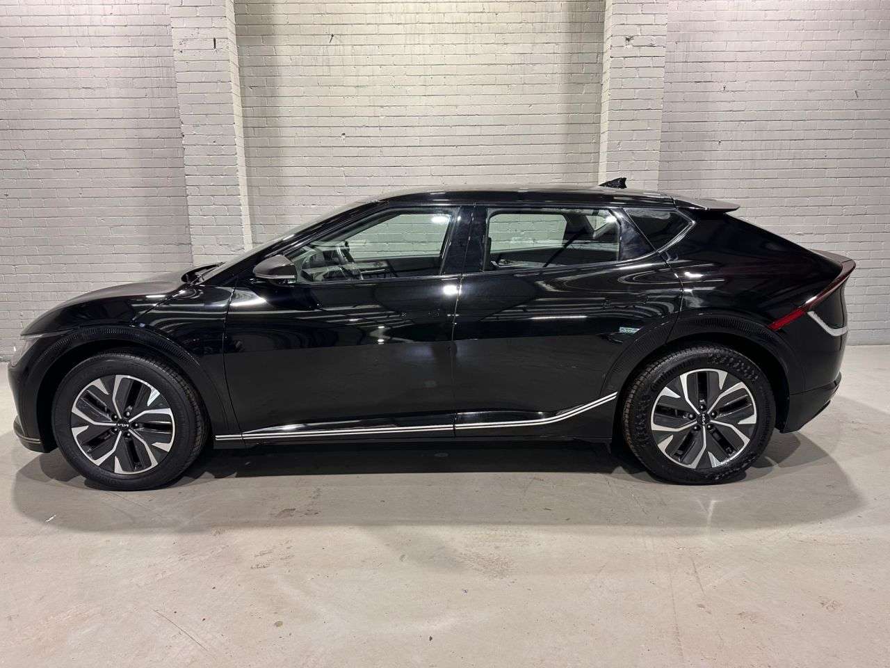 A 2023 KIA EV6 77.4kWh Air Hatchback 5dr Electric Auto (225 bhp) A 2023 KIA EV6 77.4kWh Air Hatchback 5dr Electric Auto (225 bhp)