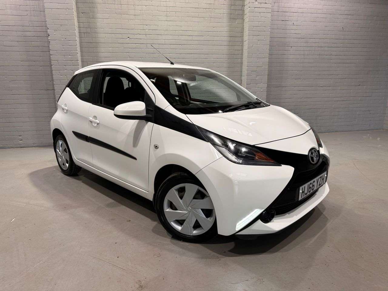 A 2016 TOYOTA AYGO 1.0 VVT-i x-play Hatchback 5dr Petrol x-shift Euro 5 Euro 5 (68 ps) A 2016 TOYOTA AYGO 1.0 VVT-i x-play Hatchback 5dr Petrol x-shift Euro 5 Euro 5 (68 ps)