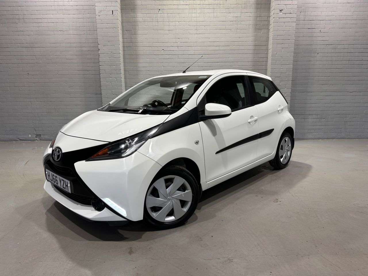A 2016 TOYOTA AYGO 1.0 VVT-i x-play Hatchback 5dr Petrol x-shift Euro 5 Euro 5 (68 ps) A 2016 TOYOTA AYGO 1.0 VVT-i x-play Hatchback 5dr Petrol x-shift Euro 5 Euro 5 (68 ps)