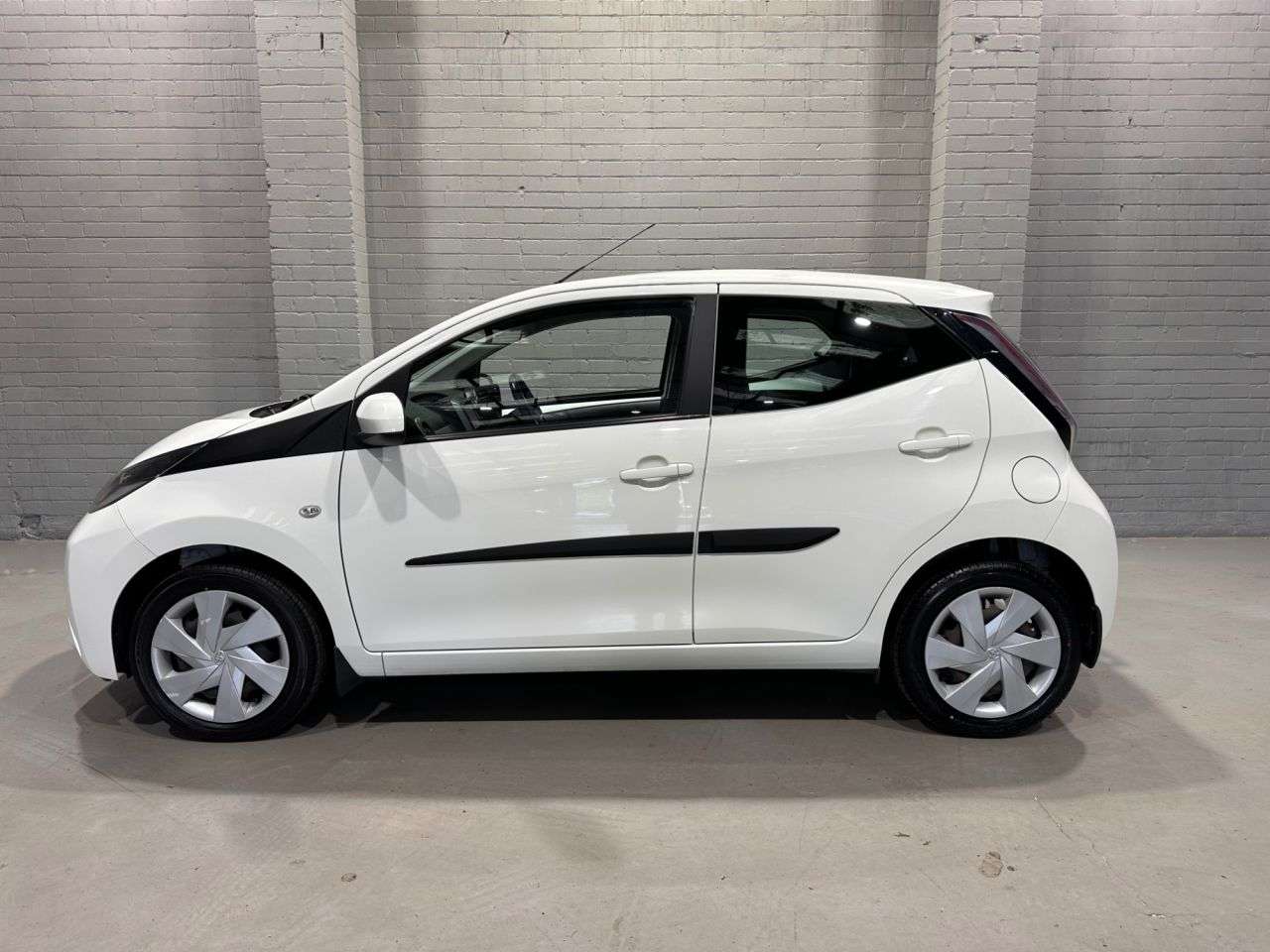 A 2016 TOYOTA AYGO 1.0 VVT-i x-play Hatchback 5dr Petrol x-shift Euro 5 Euro 5 (68 ps) A 2016 TOYOTA AYGO 1.0 VVT-i x-play Hatchback 5dr Petrol x-shift Euro 5 Euro 5 (68 ps)