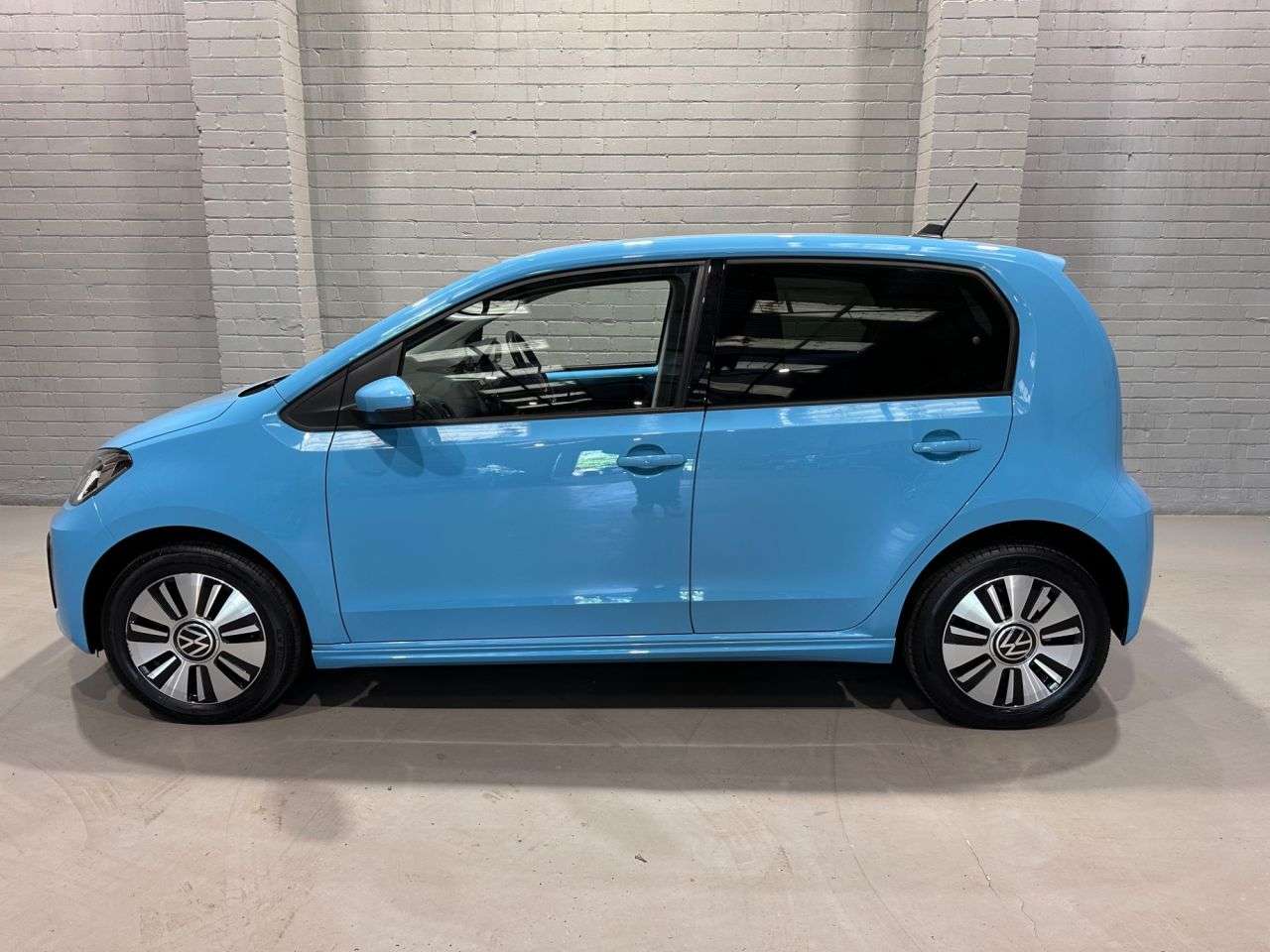 A 2022 VOLKSWAGEN E-UP! 36.8kWh e-up! Hatchback 5dr Electric Auto (82 ps) A 2022 VOLKSWAGEN E-UP! 36.8kWh e-up! Hatchback 5dr Electric Auto (82 ps)