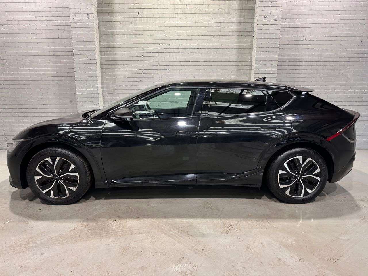 A 2022 KIA EV6 77.4kWh GT-Line Hatchback 5dr Electric Auto AWD (320 bhp) A 2022 KIA EV6 77.4kWh GT-Line Hatchback 5dr Electric Auto AWD (320 bhp)
