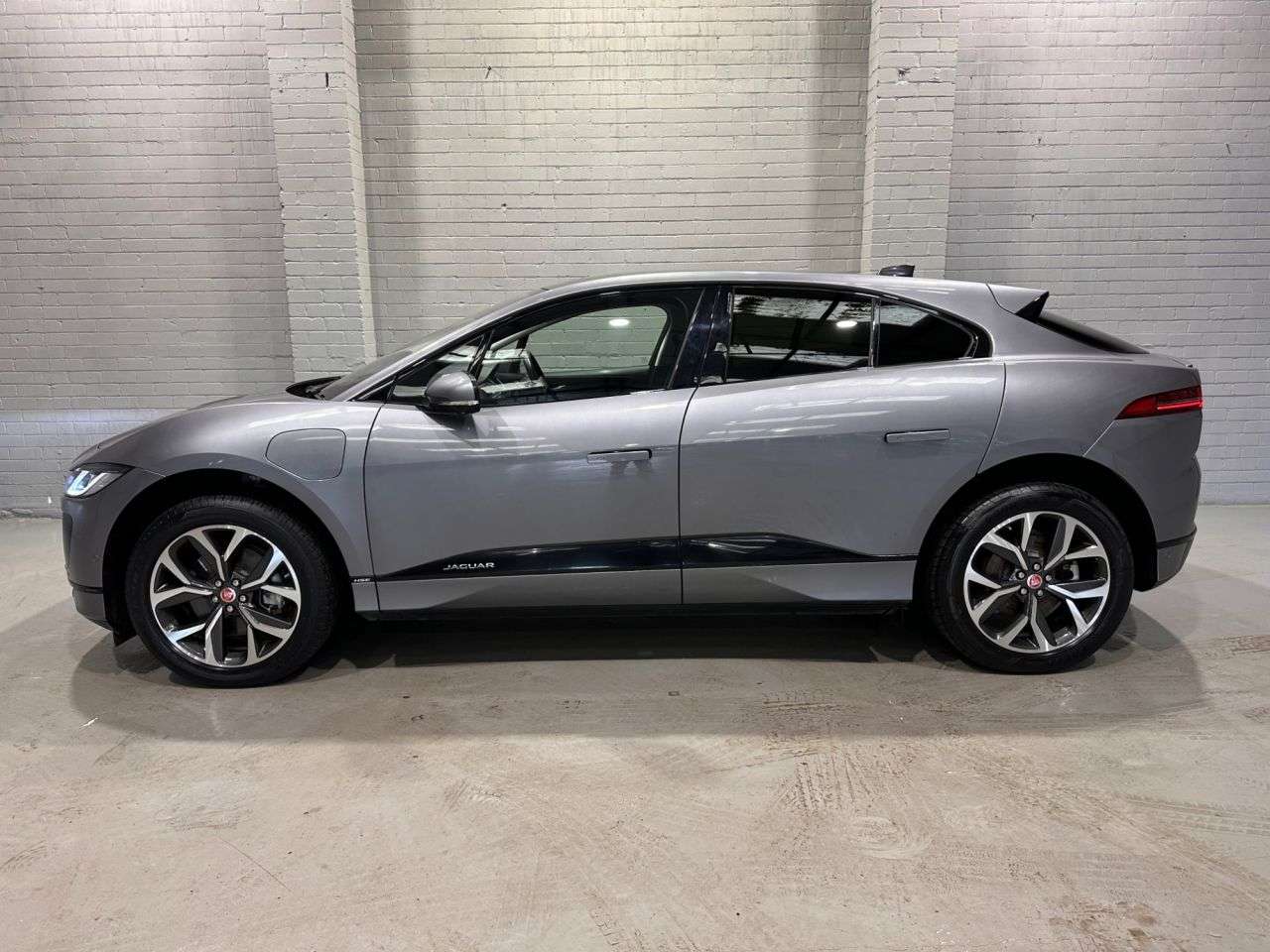 A 2021 JAGUAR I-PACE 400 90kWh HSE SUV 5dr Electric Auto 4WD (400 ps) A 2021 JAGUAR I-PACE 400 90kWh HSE SUV 5dr Electric Auto 4WD (400 ps)