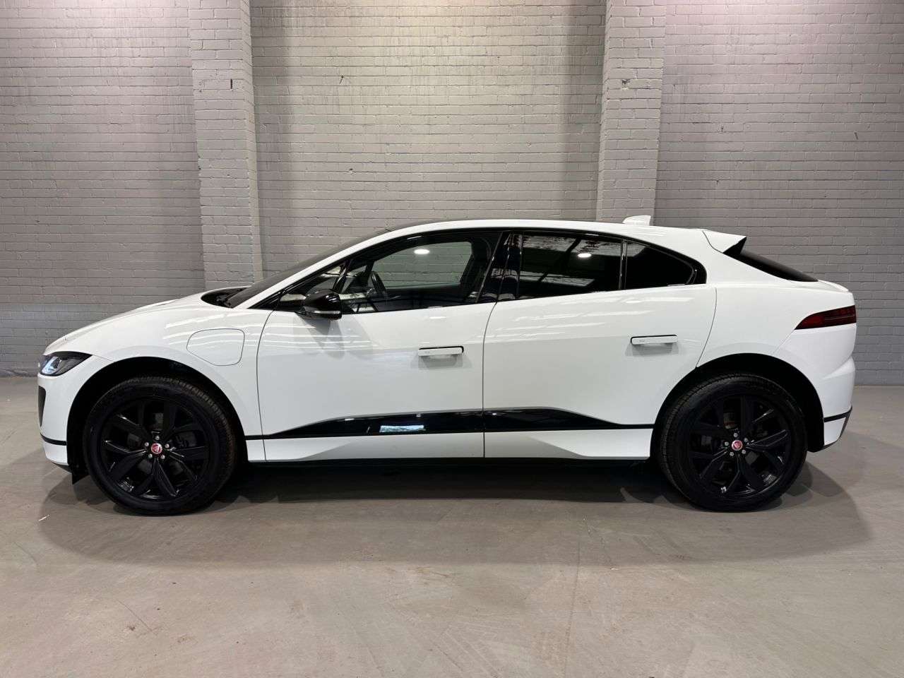 A 2022 JAGUAR I-PACE 400 90kWh HSE Black SUV 5dr Electric Auto 4WD (400 ps) A 2022 JAGUAR I-PACE 400 90kWh HSE Black SUV 5dr Electric Auto 4WD (400 ps)