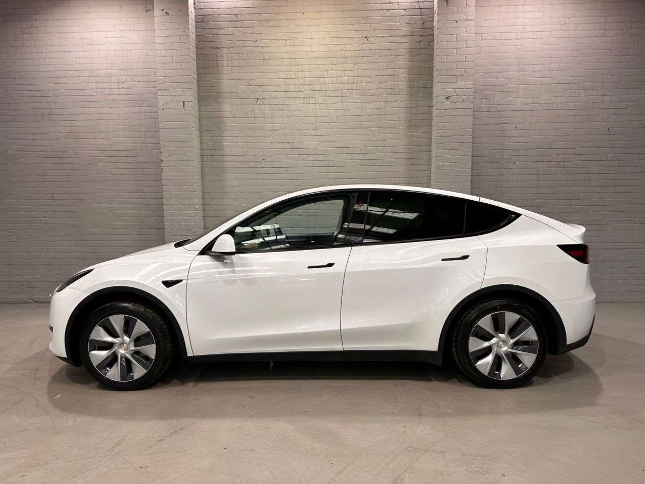 A 2023 TESLA MODEL Y SUV 5dr Electric Auto RWD (346 ps) A 2023 TESLA MODEL Y SUV 5dr Electric Auto RWD (346 ps)