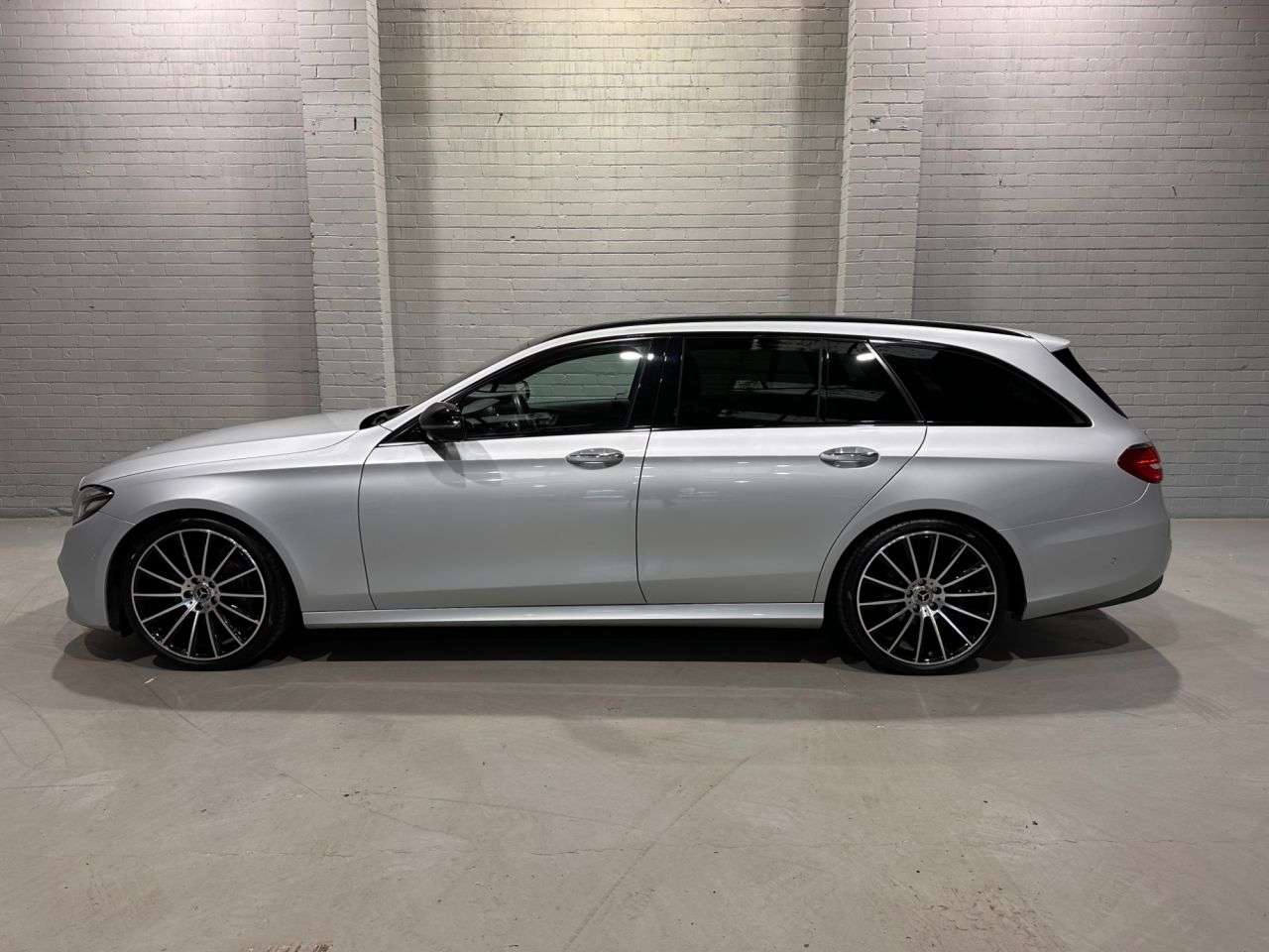A 2020 MERCEDES-BENZ E-CLASS 2.0 E300d AMG Line Night Edition (Premium Plus) Estate 5dr Diesel G-Tronic+ A 2020 MERCEDES-BENZ E-CLASS 2.0 E300d AMG Line Night Edition (Premium Plus) Estate 5dr Diesel G-Tronic+