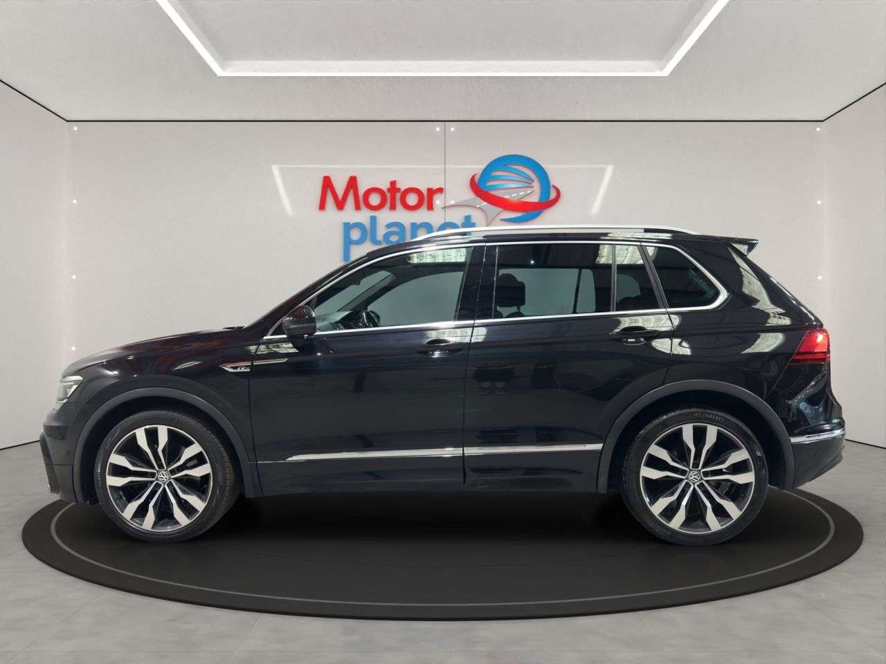 A 2020 VOLKSWAGEN TIGUAN 2.0 TDI R-Line Tech SUV 5dr Diesel DSG 4Motion Euro 6 (s/s) (190 ps) A 2020 VOLKSWAGEN TIGUAN 2.0 TDI R-Line Tech SUV 5dr Diesel DSG 4Motion Euro 6 (s/s) (190 ps)