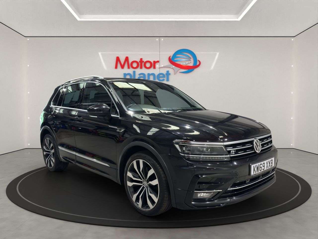 A 2020 VOLKSWAGEN TIGUAN 2.0 TDI R-Line Tech SUV 5dr Diesel DSG 4Motion Euro 6 (s/s) (190 ps) A 2020 VOLKSWAGEN TIGUAN 2.0 TDI R-Line Tech SUV 5dr Diesel DSG 4Motion Euro 6 (s/s) (190 ps)