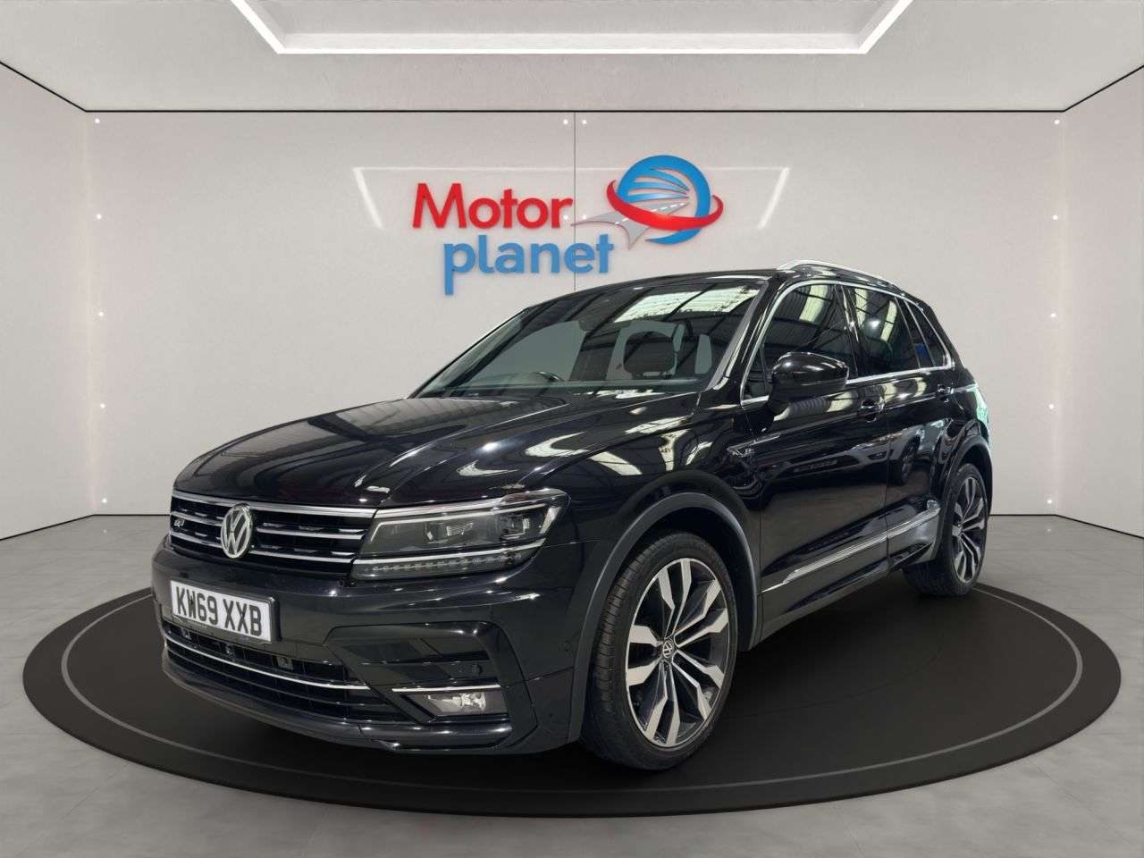 A 2020 VOLKSWAGEN TIGUAN 2.0 TDI R-Line Tech SUV 5dr Diesel DSG 4Motion Euro 6 (s/s) (190 ps) A 2020 VOLKSWAGEN TIGUAN 2.0 TDI R-Line Tech SUV 5dr Diesel DSG 4Motion Euro 6 (s/s) (190 ps)