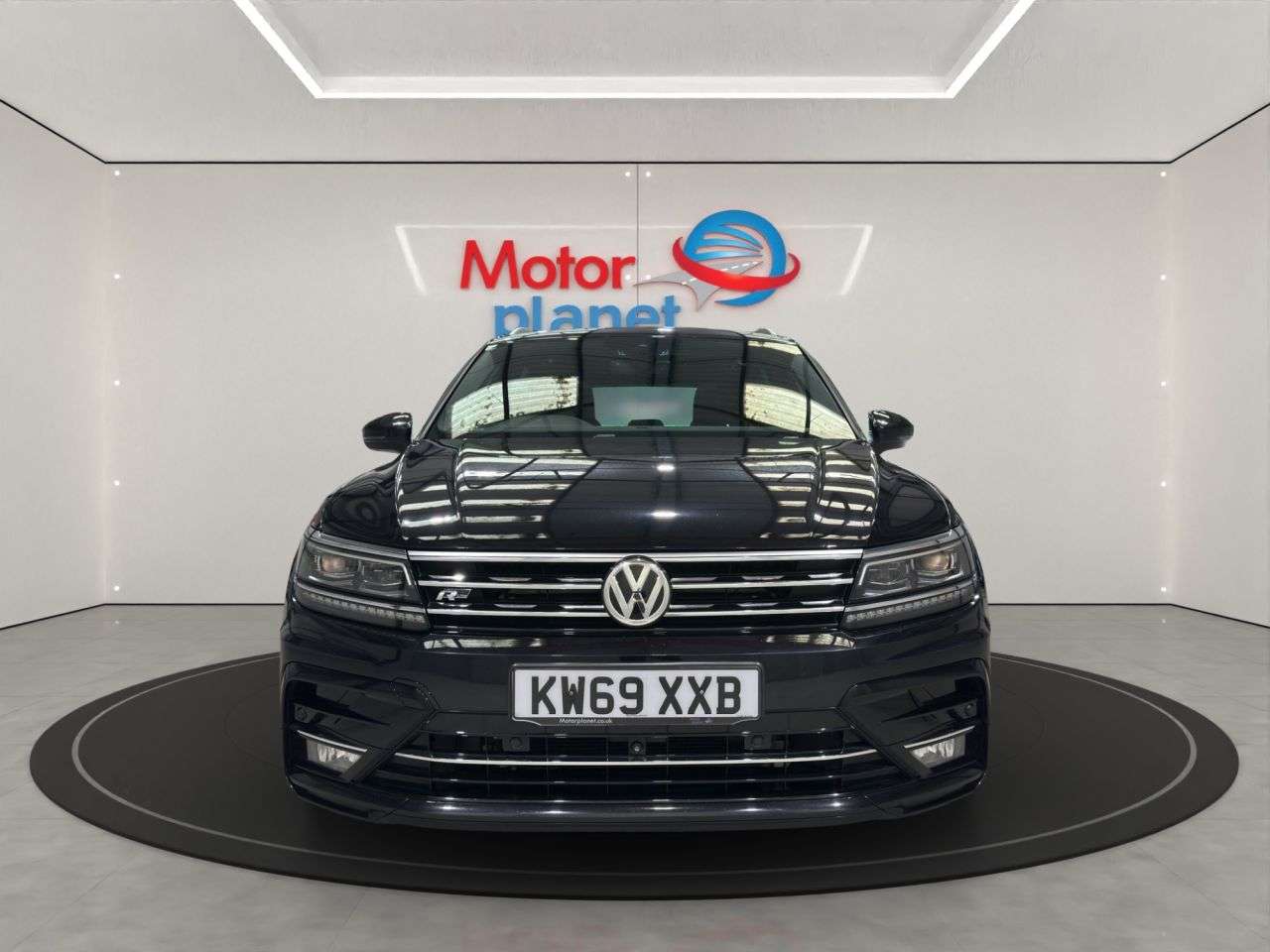A 2020 VOLKSWAGEN TIGUAN 2.0 TDI R-Line Tech SUV 5dr Diesel DSG 4Motion Euro 6 (s/s) (190 ps) A 2020 VOLKSWAGEN TIGUAN 2.0 TDI R-Line Tech SUV 5dr Diesel DSG 4Motion Euro 6 (s/s) (190 ps)