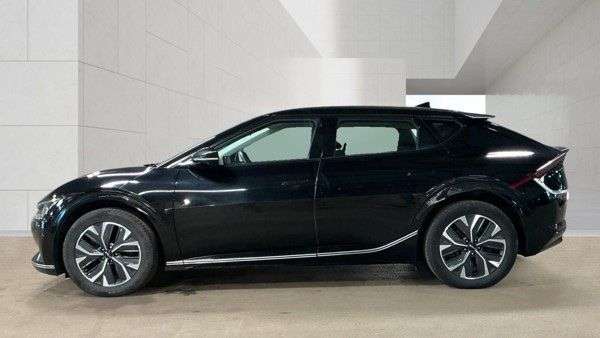 A 2022 KIA EV6 77.4kWh Air Hatchback 5dr Electric Auto (225 bhp) A 2022 KIA EV6 77.4kWh Air Hatchback 5dr Electric Auto (225 bhp)